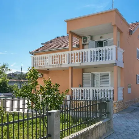 Family Friendly With A Swimming Pool - 21026