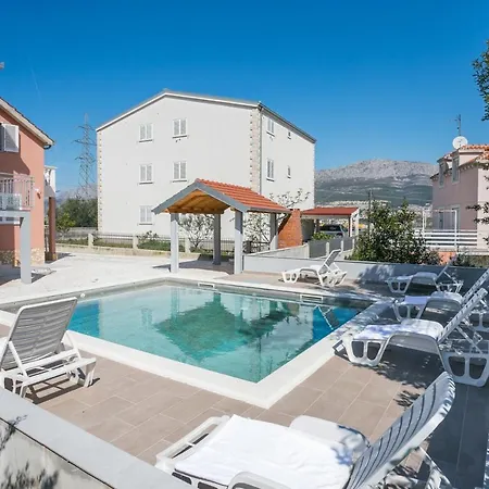 Family Friendly With A Swimming Pool - 21026 Apartamento Split