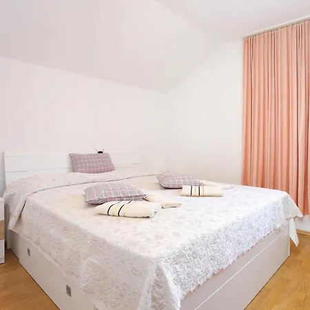 Family Friendly With A Swimming Pool - 21026 Apartamento Split