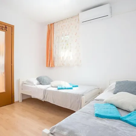 Family Friendly With A Swimming Pool - 21026 Split